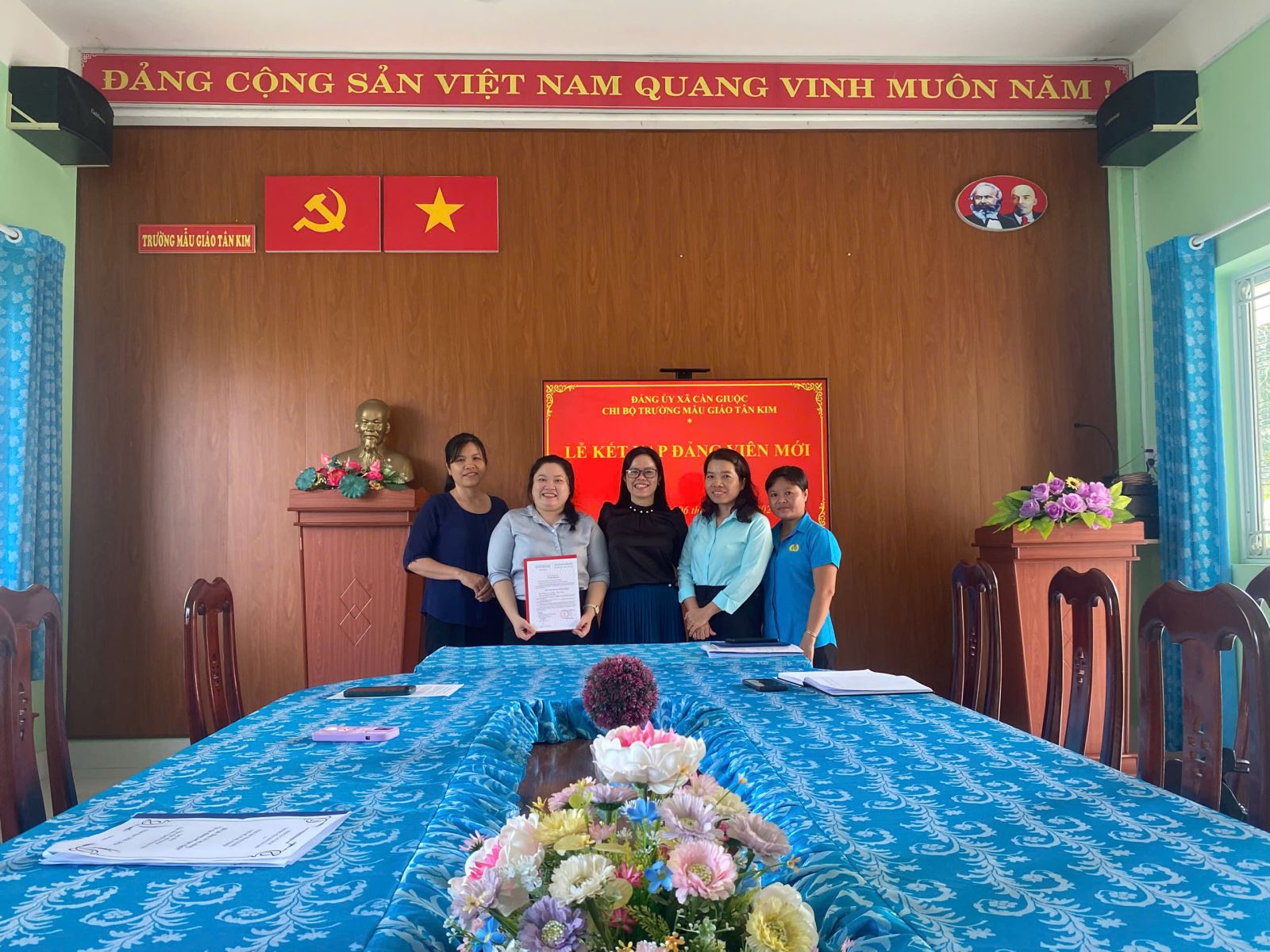 Tập thể chi bộ đón đồng chí đảng viên mới