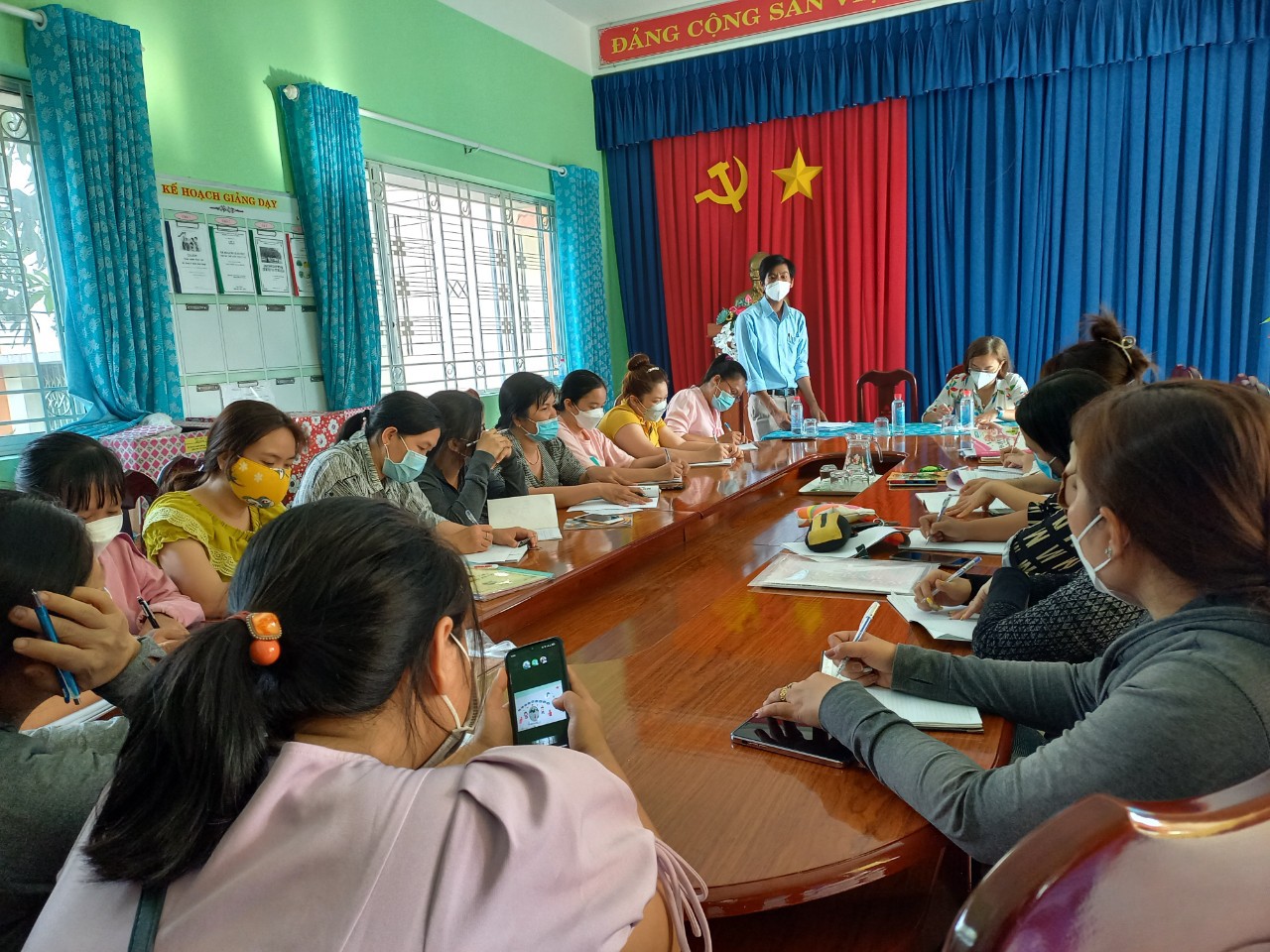 Tổ y tế thị trấn đến trường Mẫu giáo Tân Kim tập huấn công tác phòng chống Covid-19 tại trường học cho đội ngũ CB-GV-NV vào ngày  11/02/2022